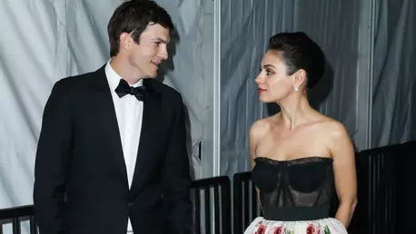 Sărutul dintre Mila Kunis și Ashton Kutcher, surprins pe Kiss Cam, este singurul care ne poate face să ne uităm la un meci de hochei