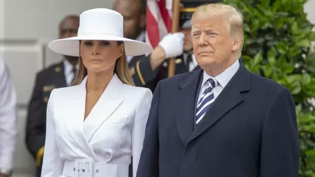Donald Trump încearcă să o ia de mână pe Melania – iar reacția ei este neprețuită
