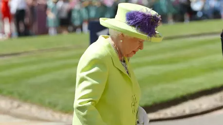 Ce culoare are pălăria purtată de Regină la nunta regală