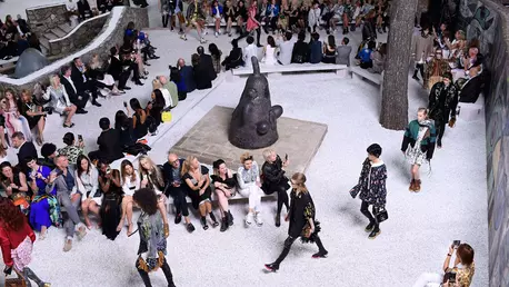 Nicolas Ghesquiere și-a prezentat aseară colecția Louis Vuitton Cruise 2019 printre statui Giacometti, pe muzica live Woodkid și vocea lui Jennifer Connelly