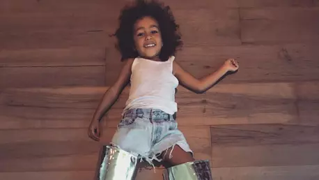 North West, alături de Kim Kardashian și Kris Jenner în prima ei campanie de modă