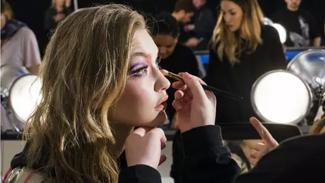 Tendințe de machiaj: ce look-uri apar în toamna 2018, pe care le poți purta deja