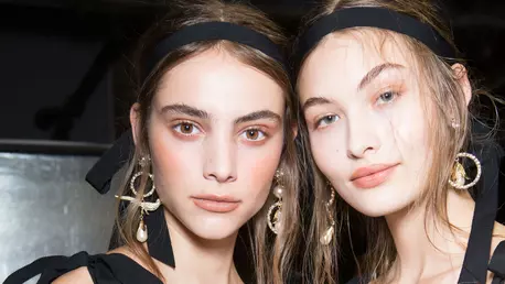 Când este timpul să arunci produsele de machiaj din trusa ta de make-up