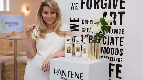(P) Vară, soare, mare... și cu părul tău cum rămâne? Părul tău va fi sănătos și frumos toată vara cu noua formulă Pantene pentru un păr cu 100% mai puternic*! Recomandat de Elle!**