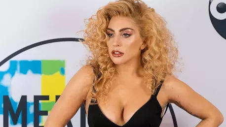 Lady Gaga se simte urâtă, dar cu siguranță știe cum să-și facă o intrare