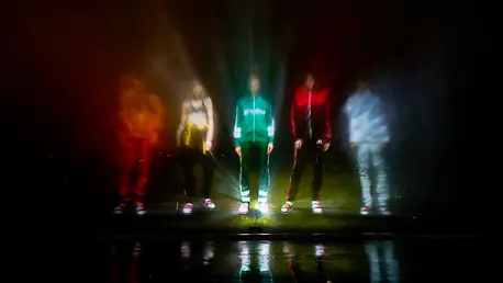 Tommy Hilfiger prezintă colecțiile toamnă 2018 la Tokyo prin intermediul unor proiecții holografice pe ecran de apă