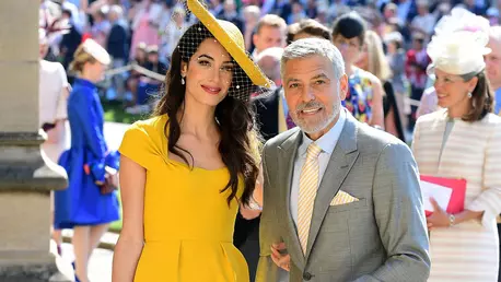 Rochia purtată de Amal Clooney la nunta regală poate fi acum și a ta