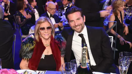 Motivul pentru care Bradley Cooper a fost la SAG Awards 2019 cu mama lui, și nu cu iubita