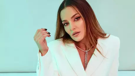 "Hola, yo me llamo Mariola"! De vorbă cu Minelli, artista care a cucerit toate topurile muzicale