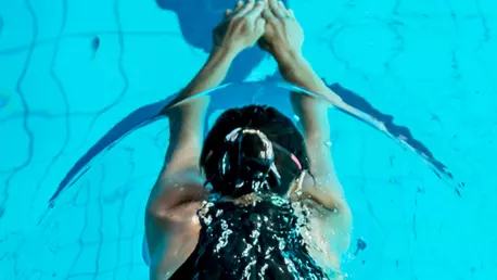 „Lucrurile se mișcă atunci când faci valuri” Designerul Irina Marinescu înoată pentru copiii cu autism la Swimathon