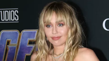 Miley Cyrus și Cody Simpson și-au făcut tatuaje împreună