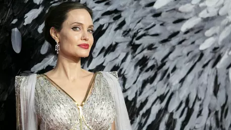 Angelina Jolie vorbește deschis despre moartea mamei sale într-un eseu personal