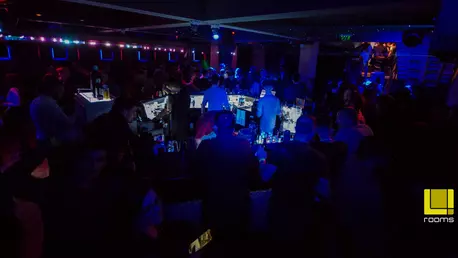 Un club din Brașov a devenit adăpost pentru oamenii fără locuințe. De ce au făcut proprietarii asta?