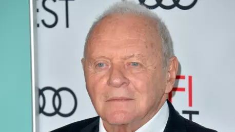 Acest clip cu Anthony Hopkins care îi cântă la pian pisicii sale îți va face ziua mai bună
