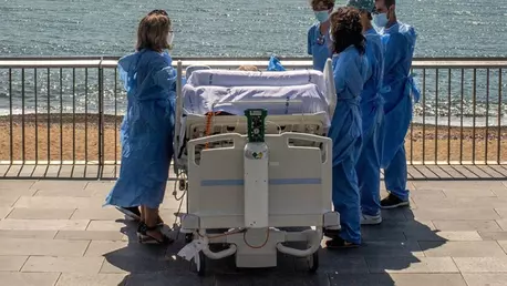 Pacienții care se recuperează de Covid-19 sunt duși de medici la plaja din Barcelona