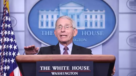 Dr. Anthony Fauci: "Dacă ai ochelari de protecție sau vizieră, ar trebui să le folosești"