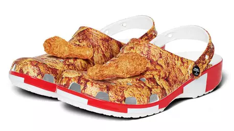 Crocs lansează saboții KFC - cu tot cu aroma de pui!