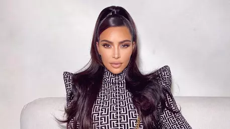 Photoshop fail: o nouă poză cu Kim Kardashian și surorile ei face valuri pe internet