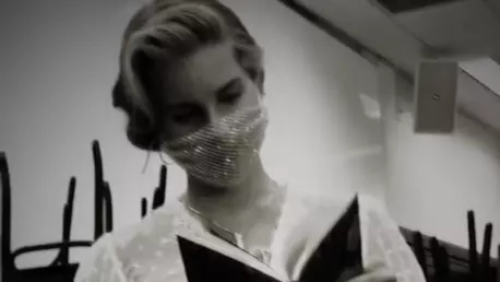 Lana Del Rey a atras criticile fanilor după ce a apărut la un eveniment purtând o mască din plasă