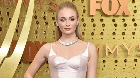 Sophie Turner a născut purtând mască de protecție