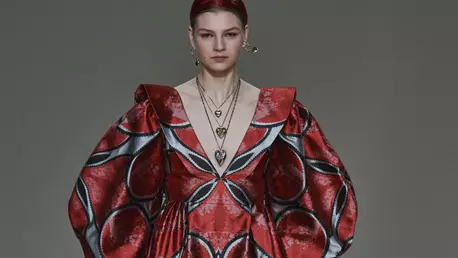 5 motive pentru care merită să ai piese de culoare roșie în garderobă