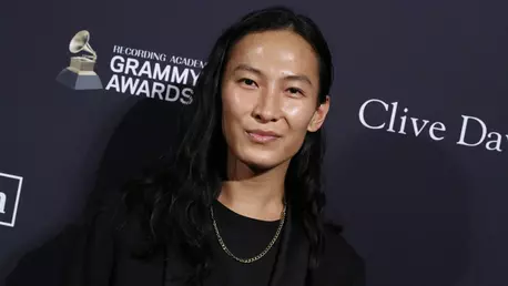 Cum răspunde designerul Alexander Wang acuzațiilor de agresiune sexuală care i se aduc
