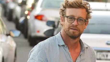 Simon Baker, starul din The Mentalist, surprins alături de noua iubită, la doar o lună de la divorț