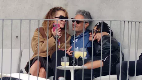 Imaginile care fac ocolul lumii! Rita Ora, Taika Waititi și Tessa Thompson, surprinși în ipostaze tandre