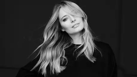 Laura Cosoi s-a pozat alăptând chiar în ziua în care alăptarea în public a devenit permisă de lege