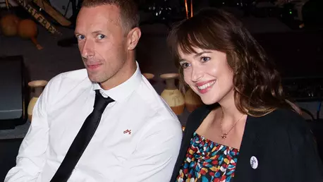 Dakota Johnson și Chris Martin, surprinși în ipostaze romantice în vacanță în Spania