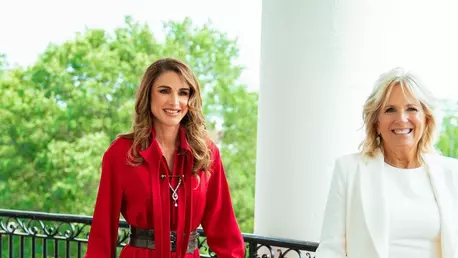 Regina Rania a Iordaniei a arătat fabulos în roșu la Casa Albă alături de Jill Biden