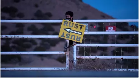 Semnele unui dezastru: echipa filmului Rust, produs de compania lui Alec Baldwin, rupe tăcerea