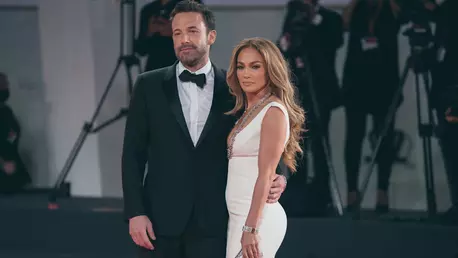 Mai îndrăgostiți ca oricând! Jennifer Lopez și Ben Affleck, surprinși în ipostaze pasionale la aeroport