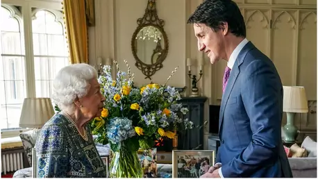 Regina Marii Britanii s-a întâlnit cu premierul canadian Justin Trudeau! Monarhul a pozat în fața florilor albastre și galbene