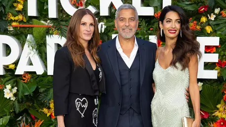 Julia Roberts și cuplul George & Amal Clooney au strălucit la premiera filmului “Ticket to Paradise”