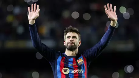Gerard Pique și iubita lui, Clara Chia, surprinși în ipostaze romantice după ultimul lui meci în echipa Barcelonei