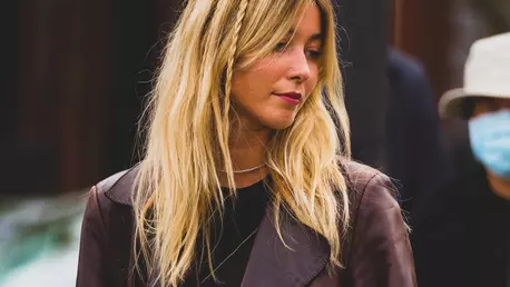 5 greșeli de machiaj care îți pot agrava acneea