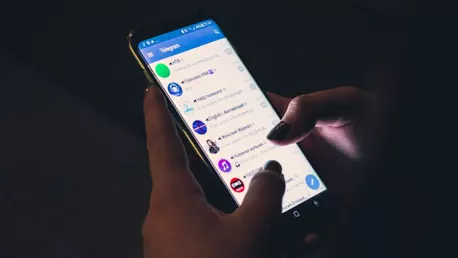 Conectându-ne în lumea virtuală: Cum influențează mesajele și tehnologia relațiile noastre sociale