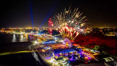 Festivalul NEVERSEA, ziua 1 - peste 65.000 de participanți. Lil Uzi Vert a făcut un show total pe mainstage, zecile de mii de fani au cântat alături de rapper-ul american.