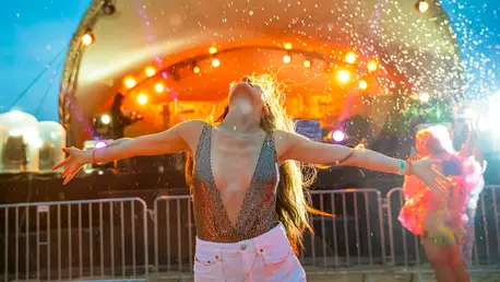 Peste 70.000 de fani s-au distrat în cea de-a treia zi a NEVERSEA la cele șase scene ale festivalului. Artistul belgian LOST FREQUENCIES a oferit fanilor din România un show în premieră