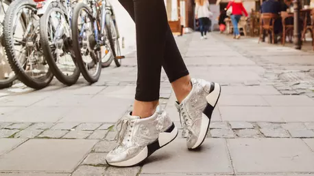 Pantofi Eleganți cu Personalitate: Care sunt diferențele dintre pielea naturală normală și cea lucioasă