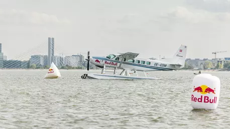 38 de piloți trăsniți au sfidat gravitația la Red Bull Flugtag cu mașinăriile lor zburătoare. Echipa Pegasus 27 a câștigat competiția