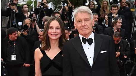 Harrison Ford și Calista Flockhart, surprinși în ipostaze romantice într-un aeroport