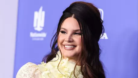 Lana Del Rey, în lenjerie intimă pentru campania SKIMS de Valentine's Day a lui Kim Kardashian