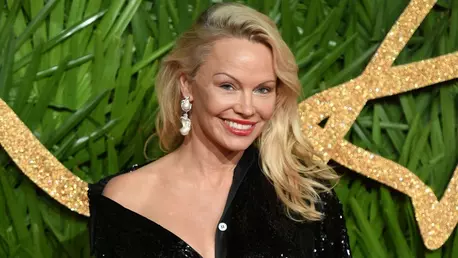 Pamela Anderson, complet nemachiată în noua campanie Proenza Schouler. Cum arată actrița în vârstă de 56 de ani