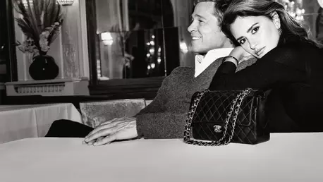 Geanta emblematică CHANEL în istoria cinematografică: Penélope Cruz & Brad Pitt, în noua campanie CHANEL