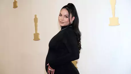 10 celebrități care și-au dezvăluit sarcina pe covorul roșu