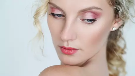 Cele mai bune produse de makeup pentru întinerirea tenului în 2024 