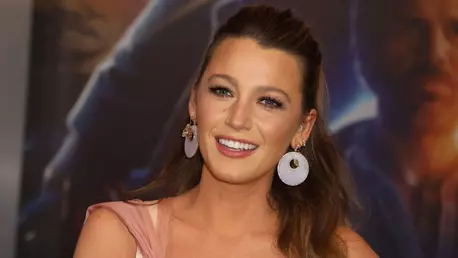 Blake Lively, apariție uimitoare pe covorul roșu în rochia Versace pe care Britney Spears a purtat-o în 2002