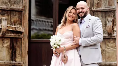 Cât a costat ținuta purtată de Lora la cununia civilă. Artista a avut un look rafinat